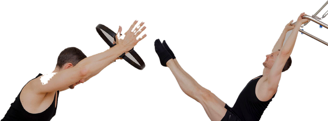 Zwei Personen führen eine Pilates-Übung mit Ringen aus