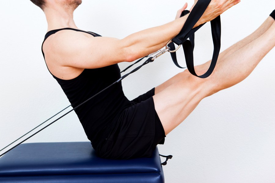 Christoph Klaus beim Training am Reformer