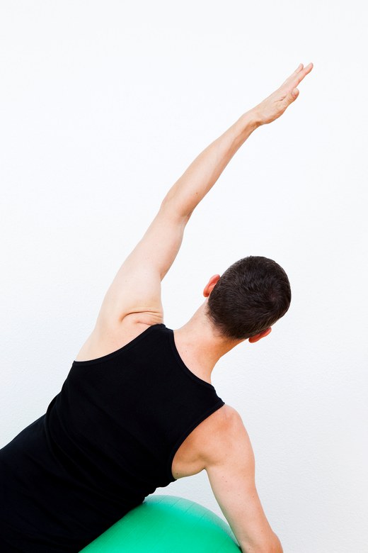 Side extension over the exercise ball – alignment following the Spiraldynamik principle