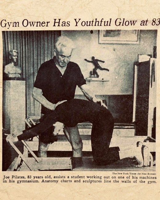 Zeitungsausschnitt: „Gym Owner Has Youthful Glow at 83“ über Joseph Pilates