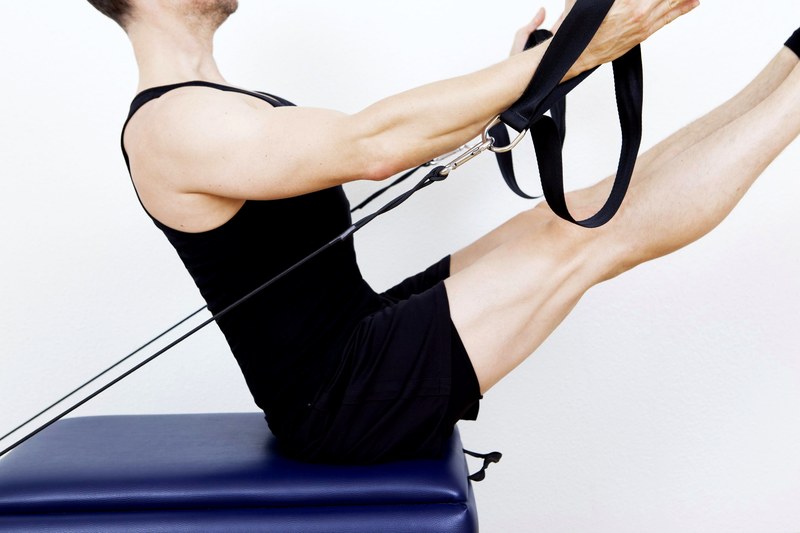 Übung am Pilates-Reformer mit Fussschlaufen